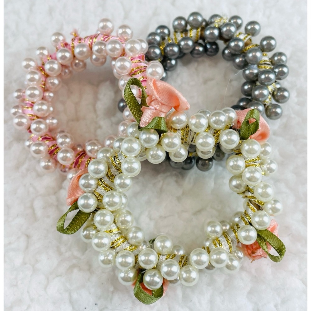 (NWOT) 3-Piece Pearl and Flower Hair Tie Set - Picture 5 of 13
